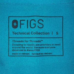 FIGS SCRUB TOP. Casma three pocket top size small, teal